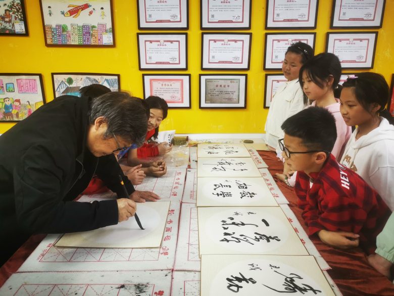 当代著名书画家苏万强、牟君诚 走进舒家坝镇九年制学校乡村少年宫插图1