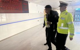 男子突发疾病,交警与时间赛跑,火速送医!缩略图 男子突发疾病,交警与时间赛跑,火速送医!缩略图