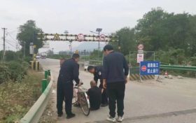 路遇摔倒老人 汉中交警积极帮助缩略图 路遇摔倒老人 汉中交警积极帮助缩略图