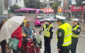 点赞！城固街头这一幕，暖心→缩略图