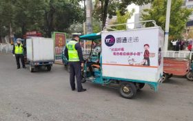 汉中交警加强快递行业车辆驾驶员交通安全宣传教育缩略图 汉中交警加强快递行业车辆驾驶员交通安全宣传教育缩略图