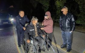 以警心暖民心,民警深夜救助走失老人回家缩略图 以警心暖民心,民警深夜救助走失老人回家缩略图