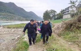 点赞!七旬老人意外落水,警民合力紧急营救!缩略图 点赞!七旬老人意外落水,警民合力紧急营救!缩略图