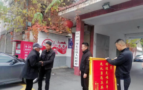 为他点赞!转业军人挺身而出 勇救落水儿童 →缩略图 为他点赞!转业军人挺身而出 勇救落水儿童 →缩略图