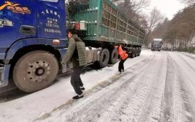 汉中市公路局迅速开展道路除雪保通工作缩略图 汉中市公路局迅速开展道路除雪保通工作缩略图