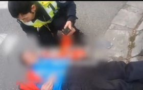 男子醉酒后路边“躺平” 巡逻民警及时救助缩略图 男子醉酒后路边“躺平” 巡逻民警及时救助缩略图
