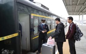 汉中1050名务工人员乘专列返岗!后期将加开11趟专列→缩略图 汉中1050名务工人员乘专列返岗!后期将加开11趟专列→缩略图