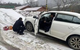 宁强公安:车辆被困雪地 民警及时救援缩略图 宁强公安:车辆被困雪地 民警及时救援缩略图
