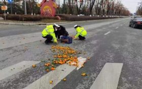 汉台公安交警路遇群众困难伸援手缩略图