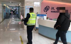 小女孩昏厥,汉中交警火速送医救助缩略图 小女孩昏厥,汉中交警火速送医救助缩略图