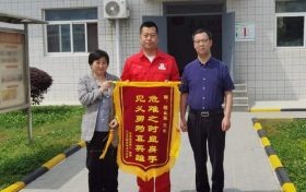 纵身一跃救人 彰显英雄本色!为程长军点赞!缩略图 纵身一跃救人 彰显英雄本色!为程长军点赞!缩略图