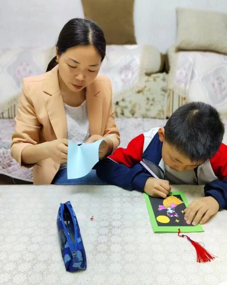 巧思绘书签，方寸溢书香——东关小学读书节之一年级创意书签展示活动插图