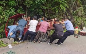 三轮车侧翻路边 警民携手及时救助缩略图 三轮车侧翻路边 警民携手及时救助缩略图