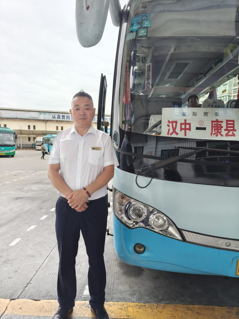 汉中一客运驾驶员被省道路运输企业评选为爱心司机插图2