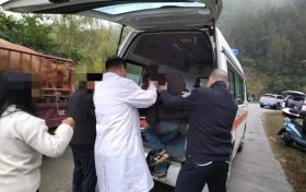 三轮车不慎侧翻 民警暖心及时救助缩略图 三轮车不慎侧翻 民警暖心及时救助缩略图