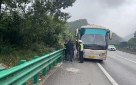 旅游客车突发故障 汉中高速交警暖心救助缩略图