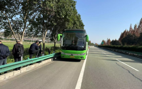 客车突发故障 汉中高速交警及时转运滞留乘客缩略图 客车突发故障 汉中高速交警及时转运滞留乘客缩略图