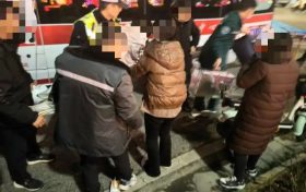 汉中高速交警:警医联动迅速救助事故伤员缩略图 汉中高速交警:警医联动迅速救助事故伤员缩略图