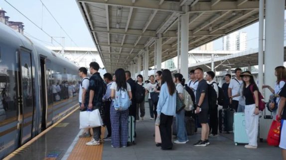 暑运启动！汉中车务段增开多趟列车→缩略图