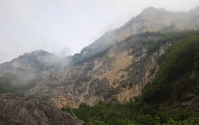 云朵上的那个关口坝哟真美也缩略图
