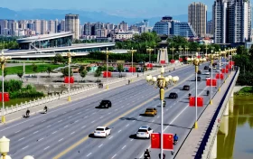 氛围感拉满！“中国红”扮靓汉中街头 →缩略图