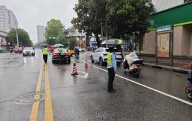 雨天车辆抛锚  交警暖心推车缩略图