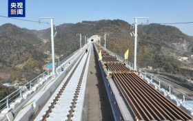 西十高铁全线铺轨贯通!缩略图 西十高铁全线铺轨贯通!缩略图