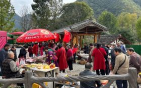 一半烟火一半潮!秦岭市集让红叶游更有料缩略图 一半烟火一半潮!秦岭市集让红叶游更有料缩略图