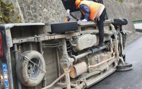 车辆失控侧翻，司乘人员被困！危急时刻，幸好汉中的他们→缩略图