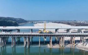 108国道洋县湑水桥改造工程施工便道(便桥)于昨日正式开放交通缩略图