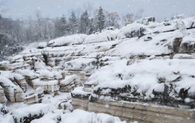 石林与雪的融合形成了一幅美丽的水墨画缩略图