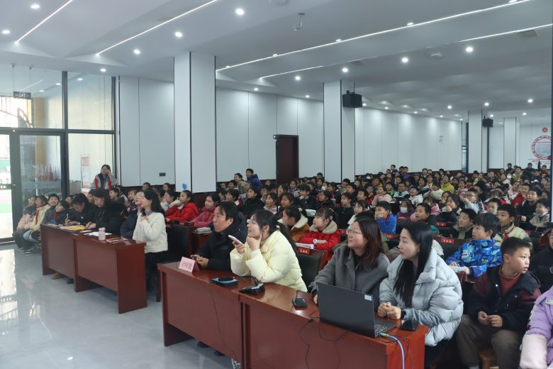 香浸润童年·阅读点亮人生-西乡县东关小学举办第六届“红梅杯”校园诗词大会插图2