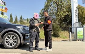 厚道！外地游客手机遗落花海，志愿者暖心归还缩略图