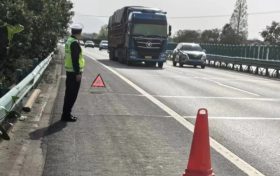 货车高速突发爆胎遇险情 汉中交警暖心护航保平安缩略图