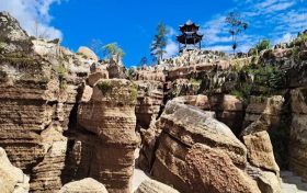 秦巴秘境！奥陶纪地质奇观 – 草川子石林缩略图