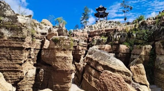 秦巴秘境！奥陶纪地质奇观 – 草川子石林缩略图