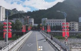 佛坪：满城飘扬“中国红”  浓浓氛围迎国庆缩略图